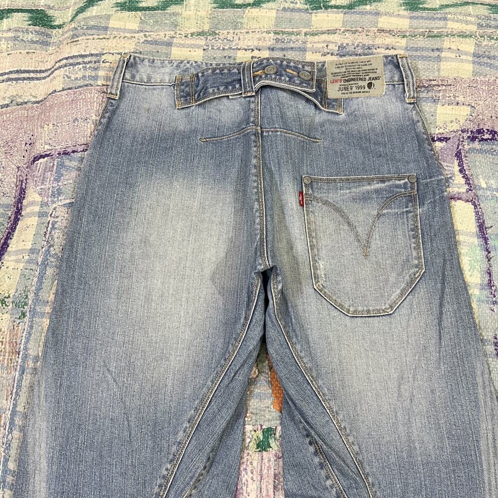 Vintage Levis Engineered Twisted Jeans Buckle Back 30x33